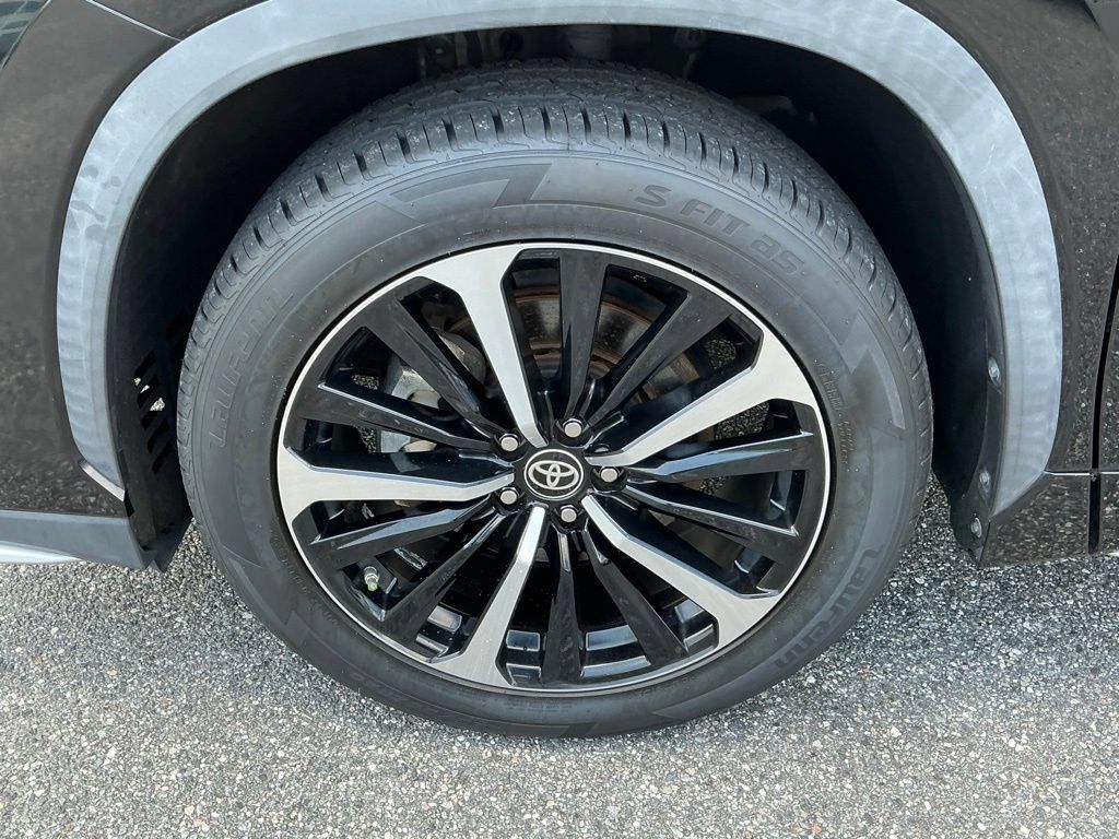 Used 2021 Toyota Highlander XSE FWD image 26