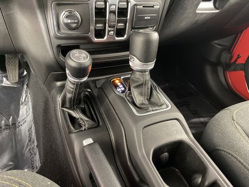 Used 2025 Jeep Wrangler Unlimited Sahara AWD/4WD image 29