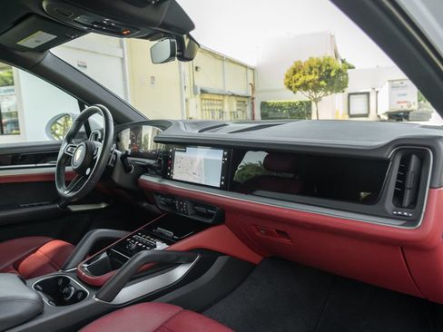Used 2024 Porsche Cayenne AWD/4WD image 28