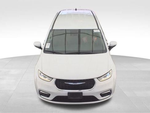 Used 2023 Chrysler Pacifica Touring-L FWD image 2