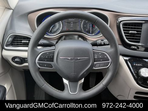 Used 2022 Chrysler Voyager LX FWD image 12