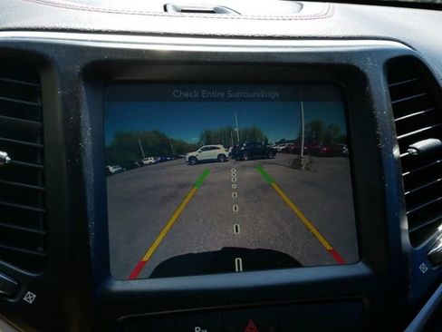 Used 2017 Jeep Cherokee Trailhawk w/ Comfort/Convenience Group AWD/4WD image 28