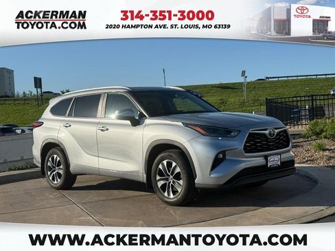 Used 2023 Toyota Highlander XLE AWD/4WD image 1