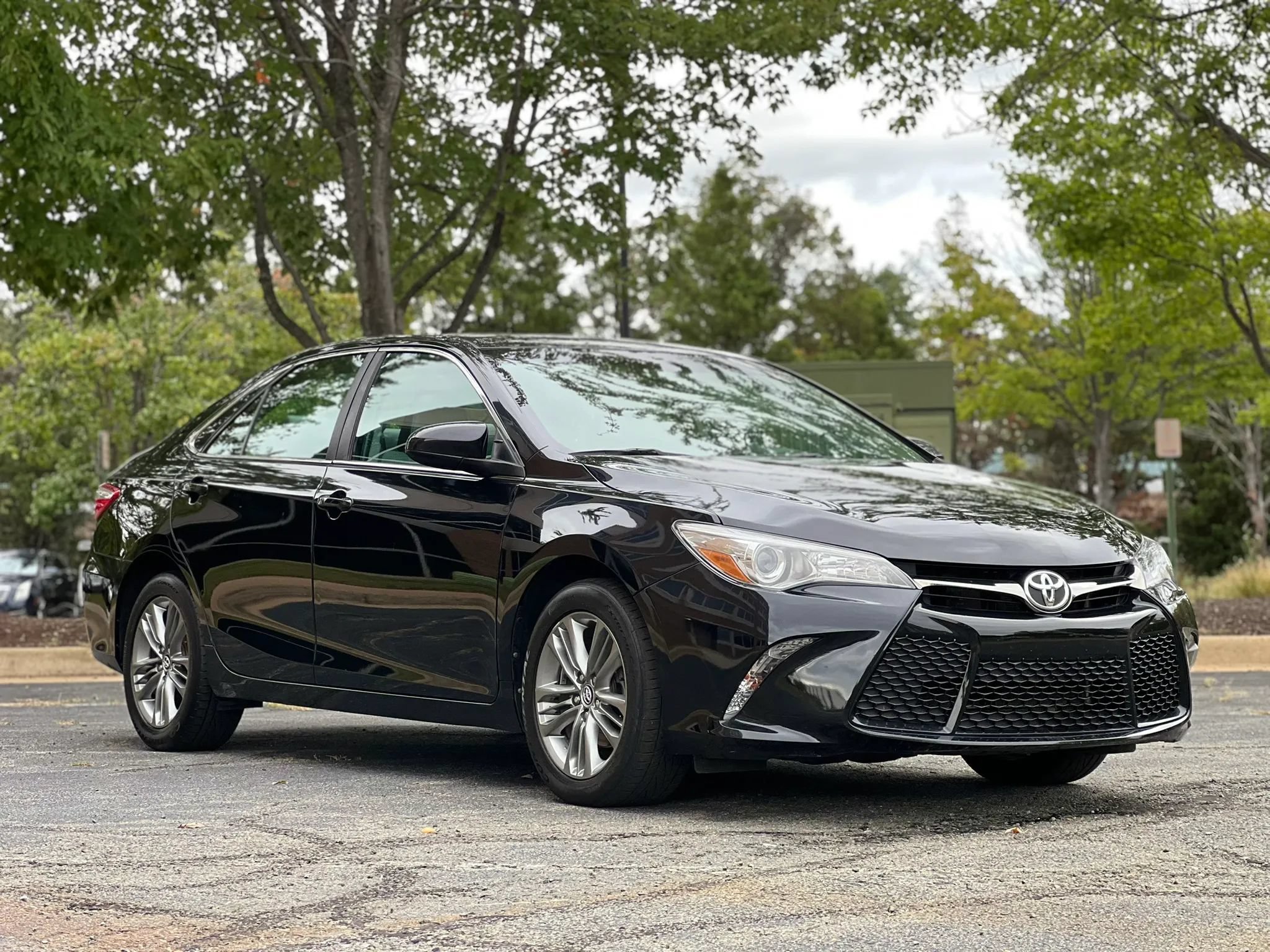 Used 2015 Toyota Camry SE FWD image 6