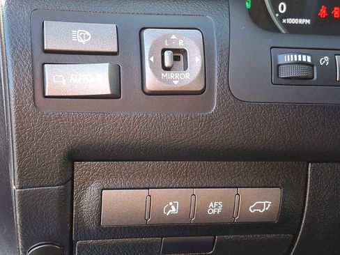 Used 2011 Lexus LX 570 image 24