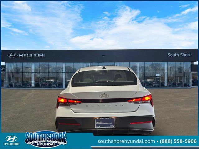 Certified 2024 Hyundai Elantra SE FWD image 7