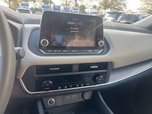 Used 2023 Nissan Rogue SV image 5