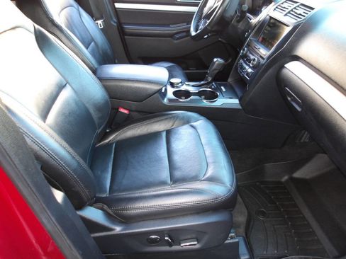 Used 2017 Ford Explorer XLT w/ Equipment Group 202A AWD/4WD image 7