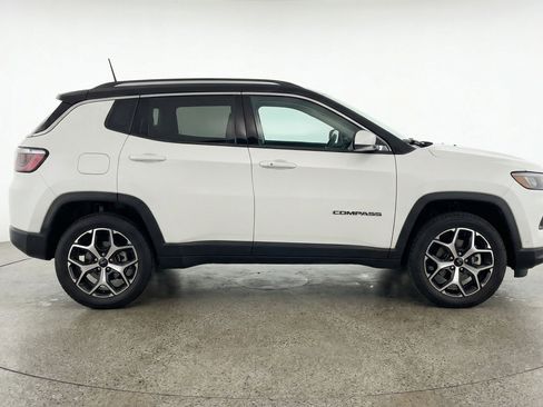Used 2025 Jeep Compass Limited image 11