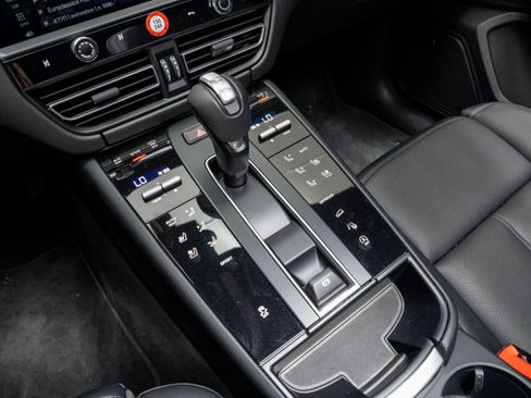 Certified 2026 Porsche Macan AWD/4WD image 23