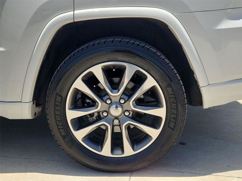Used 2017 Jeep Grand Cherokee Overland RWD image 32