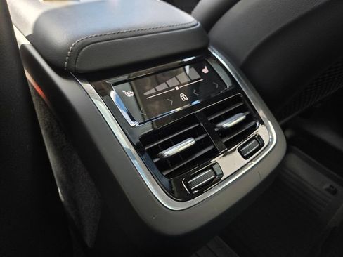 Certified 2024 Volvo XC60 B5 Ultimate w/ Protection Package Premier AWD/4WD image 19