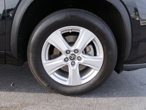 Used 2023 Toyota Highlander FWD image 10