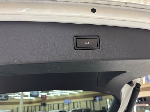 Used 2018 Volkswagen Tiguan SEL FWD image 8