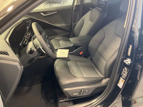 Certified 2025 Kia Niro EX image 13