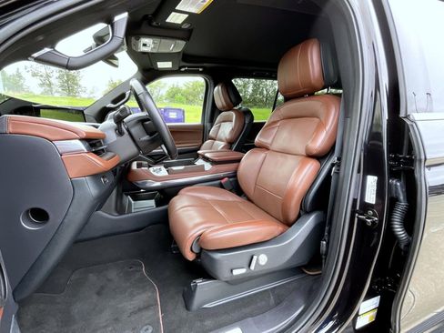 Used 2025 Lincoln Navigator Reserve AWD/4WD image 10