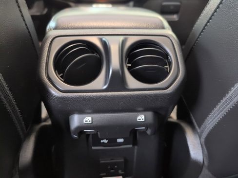 Used 2019 Jeep Wrangler Unlimited Sahara image 33