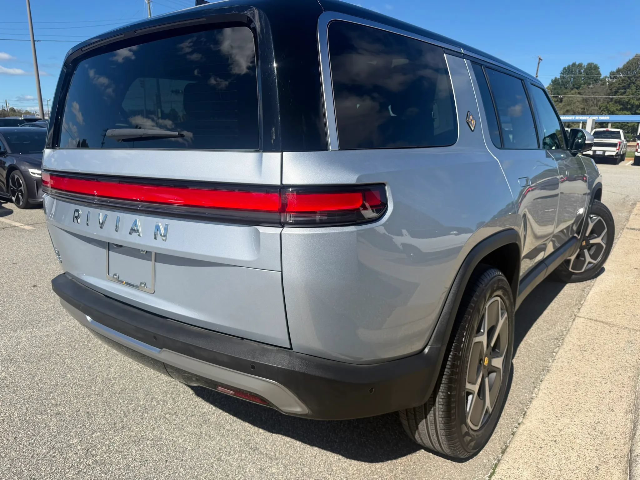Used 2024 Rivian R1S Adventure Dual AWD/4WD image 5