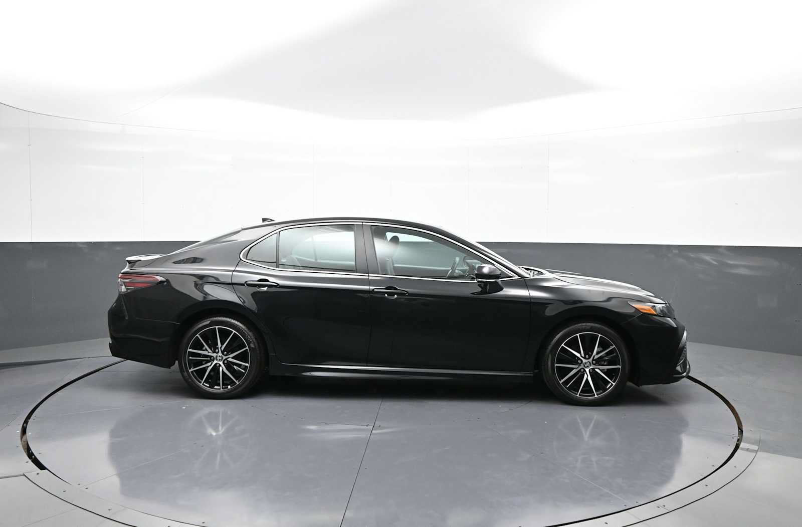 Used 2024 Toyota Camry SE AWD/4WD image 5