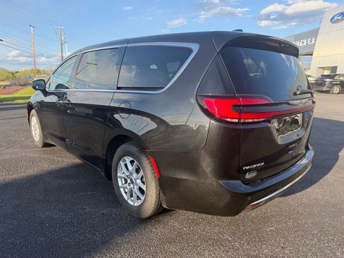 Used 2023 Chrysler Pacifica Touring-L FWD image 3