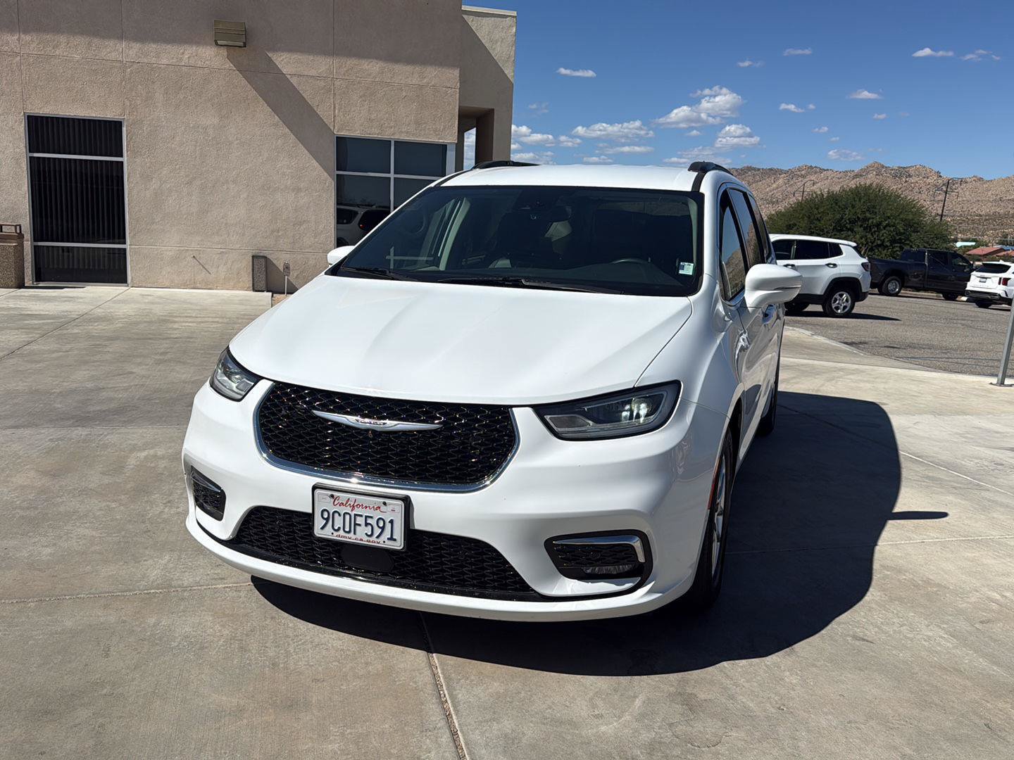 Used 2022 Chrysler Pacifica Touring-L w/ Uconnect Theater Family Group FWD image 2