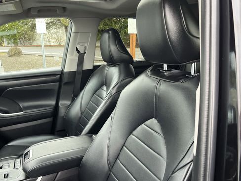 Used 2022 Toyota Highlander XLE image 17