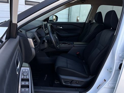 Used 2025 Nissan Rogue SV image 10