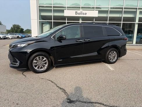 Used 2021 Toyota Sienna XLE w/ XLE Plus Package AWD/4WD image 2