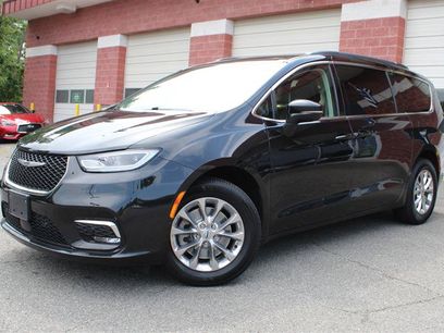 Used 2022 Chrysler Pacifica Touring-L w/ Uconnect Theater Family Group