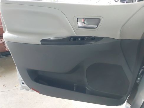 Used 2020 Toyota Sienna LE image 26