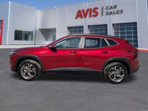 Used 2025 Chevrolet Trax LT w/ LT Convenience Package image 2