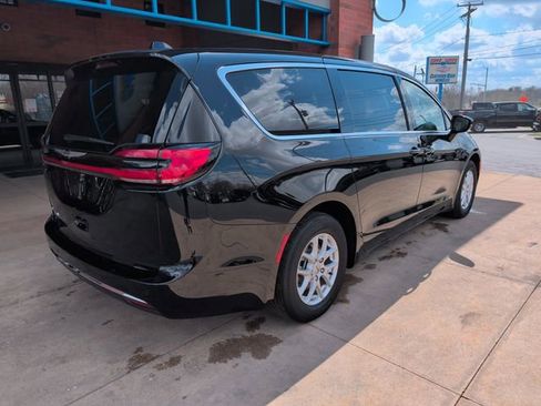 Used 2025 Chrysler Pacifica Select image 9