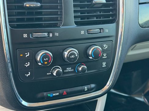 Used 2018 Dodge Grand Caravan SE w/ UConnect Hands-Free Group image 22