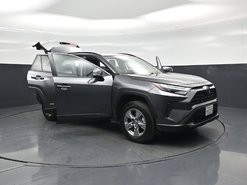 Used 2022 Toyota RAV4 XLE AWD/4WD image 31