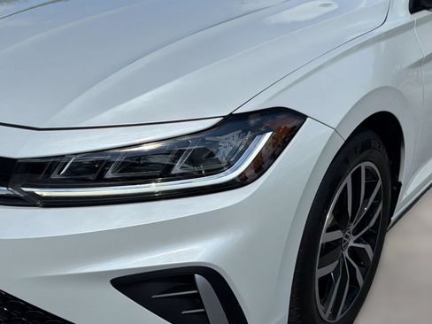Used 2025 Volkswagen Jetta SE FWD image 11
