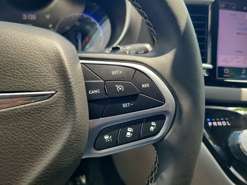 Used 2024 Chrysler Pacifica Touring-L FWD image 23