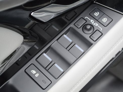 Used 2023 Land Rover Range Rover Evoque R-Dynamic SE image 22