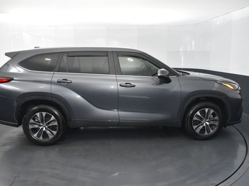 Used 2023 Toyota Highlander XLE FWD image 3