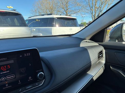 Used 2025 Nissan Rogue SV image 37