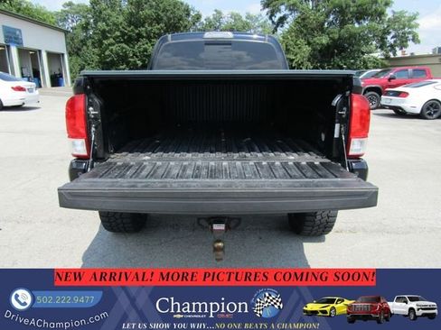 Used 2018 Toyota Tacoma TRD Sport w/ TRD Premium Sport Package AWD/4WD image 6