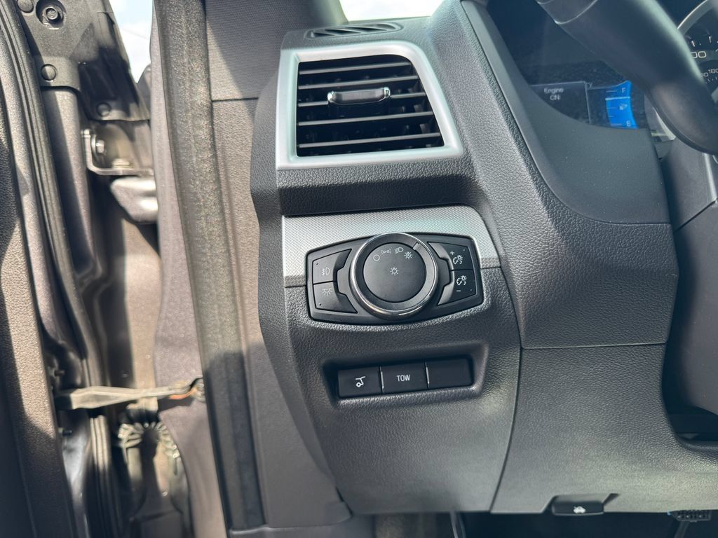 Used 2014 Ford Explorer XLT w/ Equipment Group 202A AWD/4WD image 19