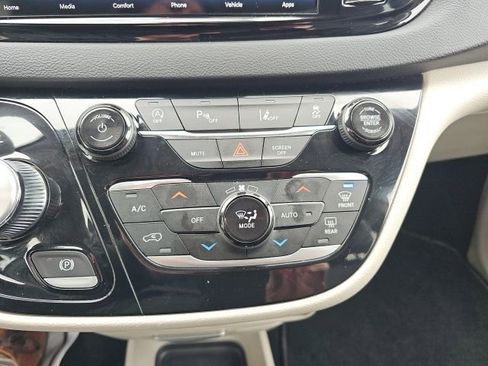 Used 2023 Chrysler Pacifica Touring-L image 17