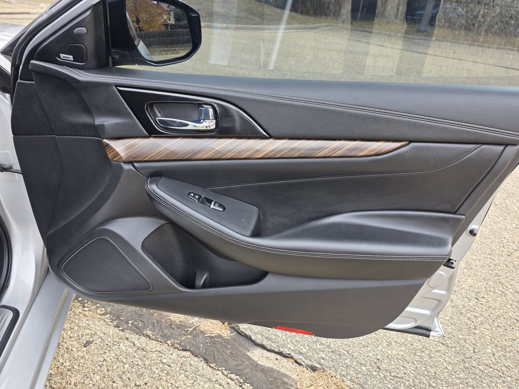 Used 2017 Nissan Maxima Platinum FWD image 21