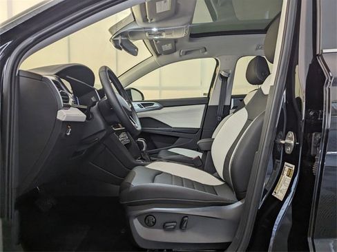 Certified 2025 Volkswagen Taos SEL image 6