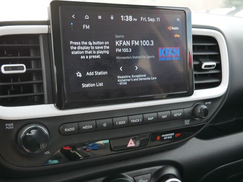 Used 2024 Hyundai Venue Limited FWD image 21