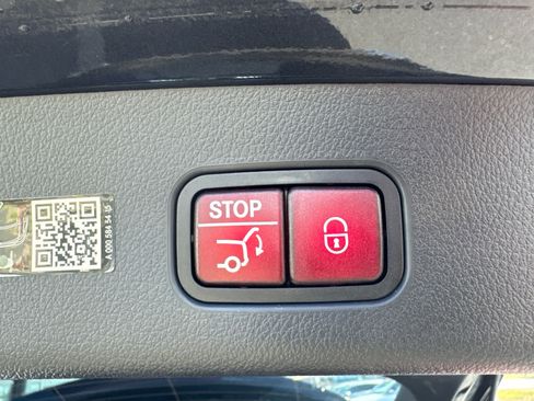 Used 2025 Mercedes-Benz GLC 300 4MATIC image 9