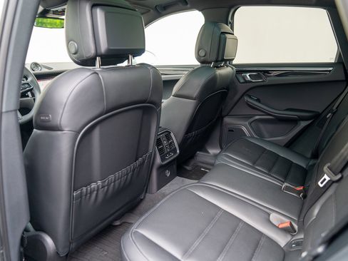 Certified 2025 Porsche Macan image 20