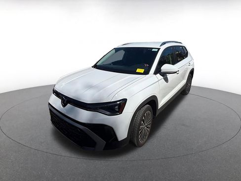 Used 2025 Volkswagen Taos SE image 4