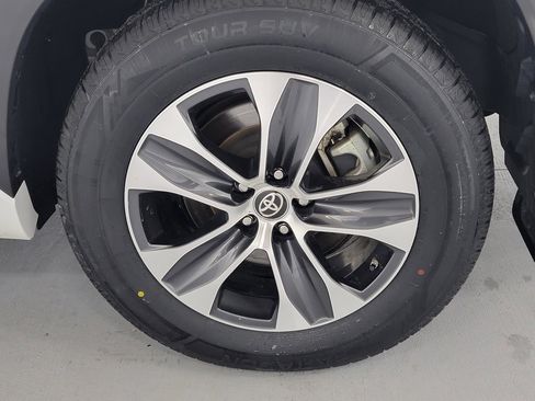 Certified 2025 Toyota Highlander XLE image 11