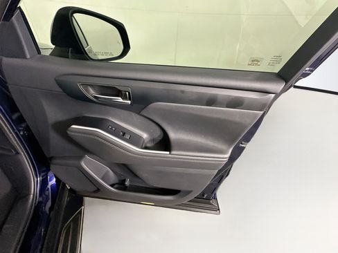 Used 2020 Toyota Highlander XLE FWD image 34